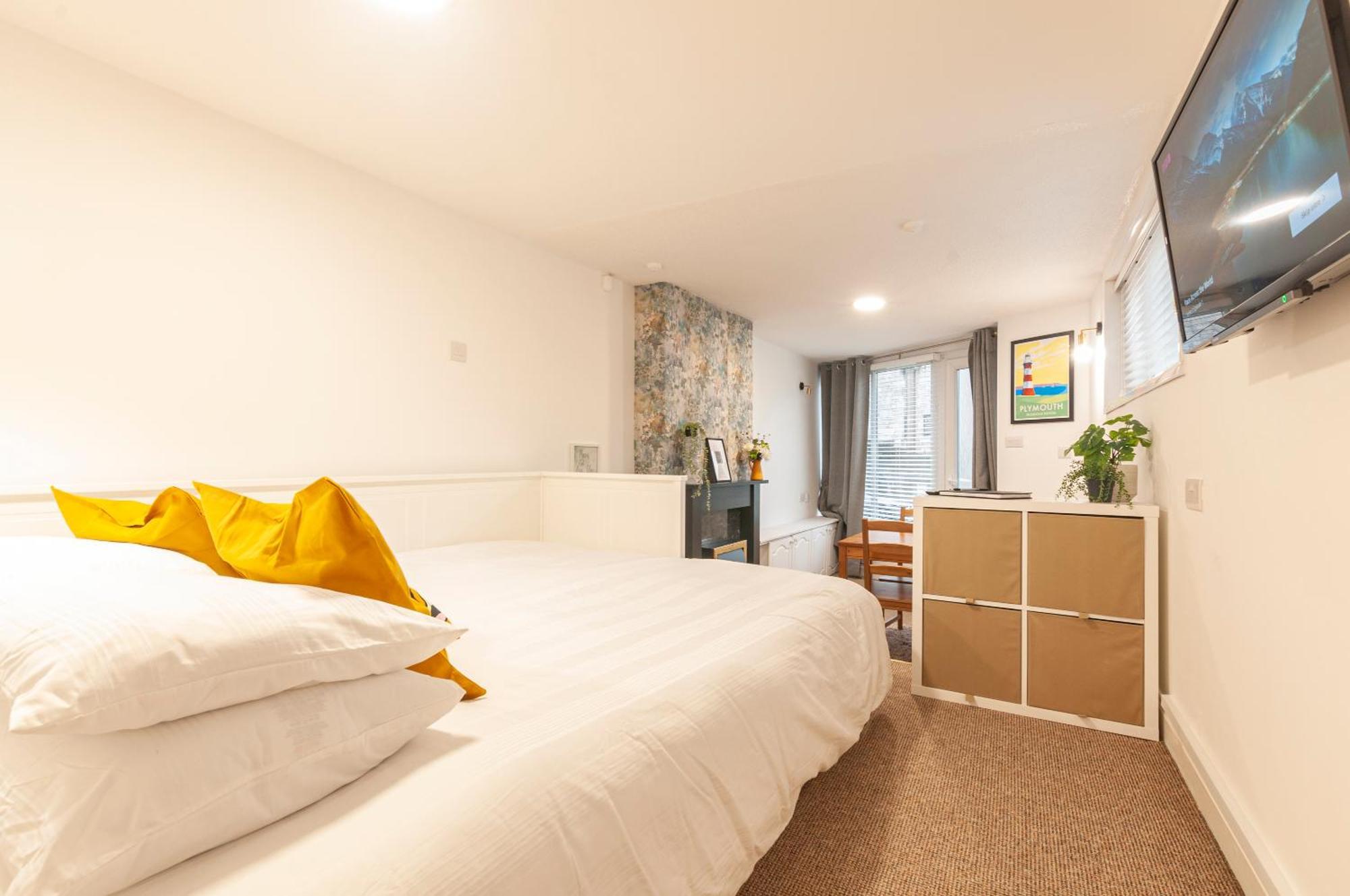 The Corner Stop~ Dog Friendly Holiday Let In Holiday home Plymouth
